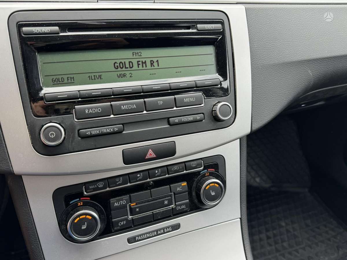 Volkswagen Passat 2011 — photo 15