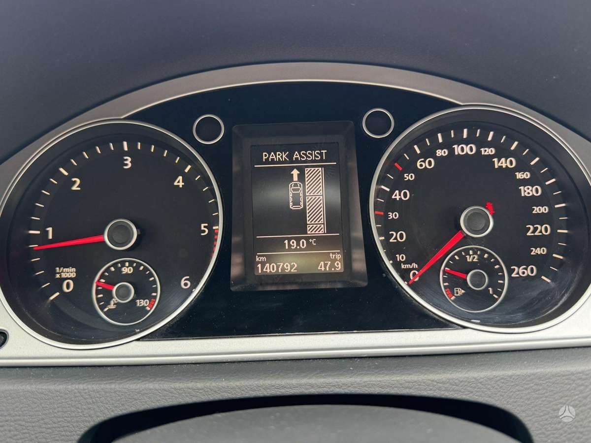 Volkswagen Passat 2011 — photo 16