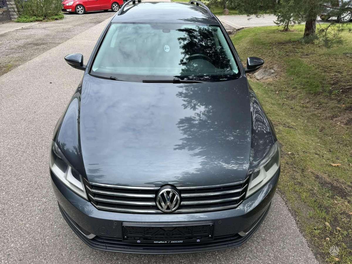 Volkswagen Passat 2011 — rear view