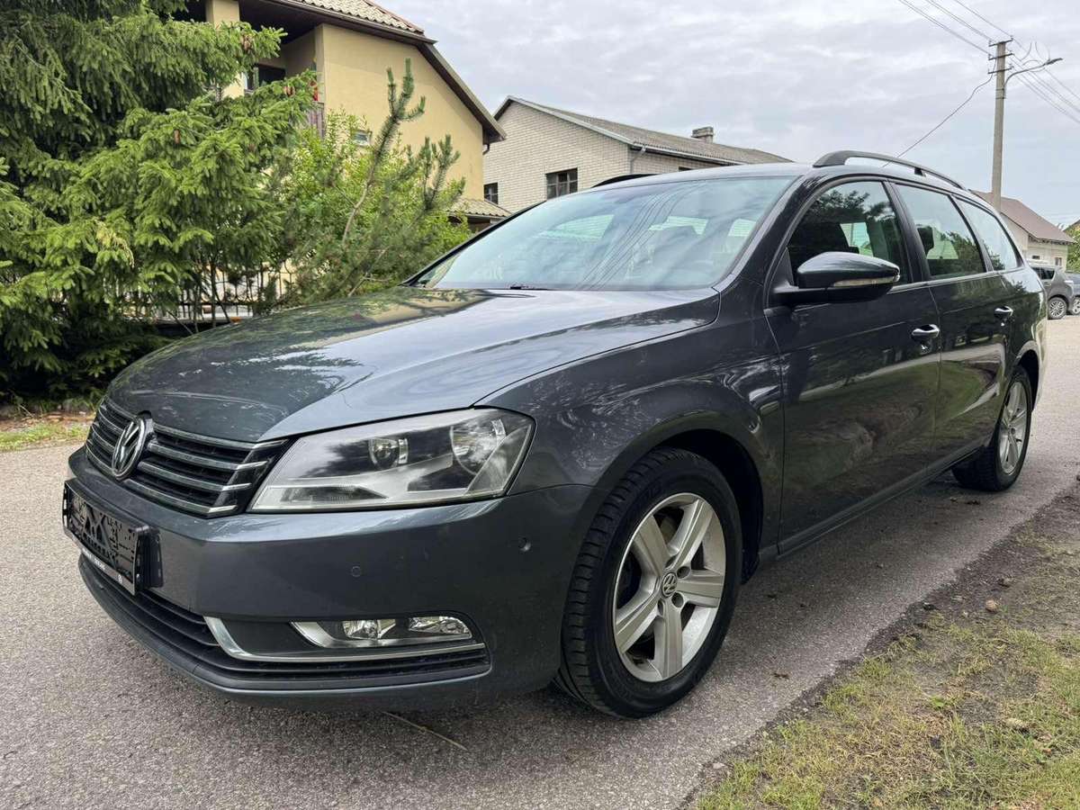 Volkswagen Passat 2011 — interior