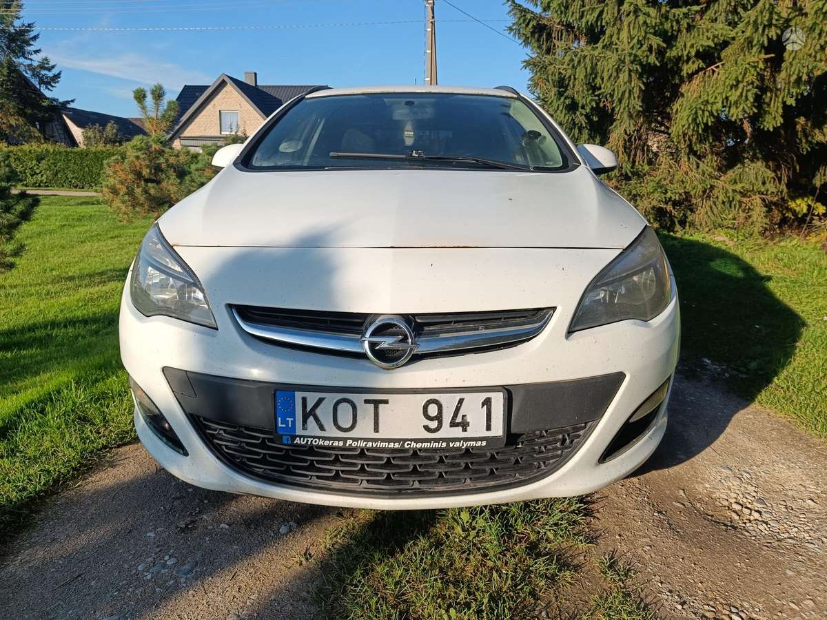 Opel Astra 2013 — вигляд ззаду