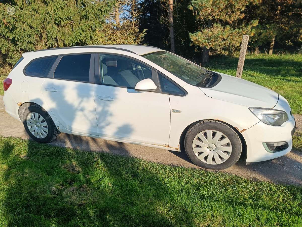 Opel Astra 2013 — салон