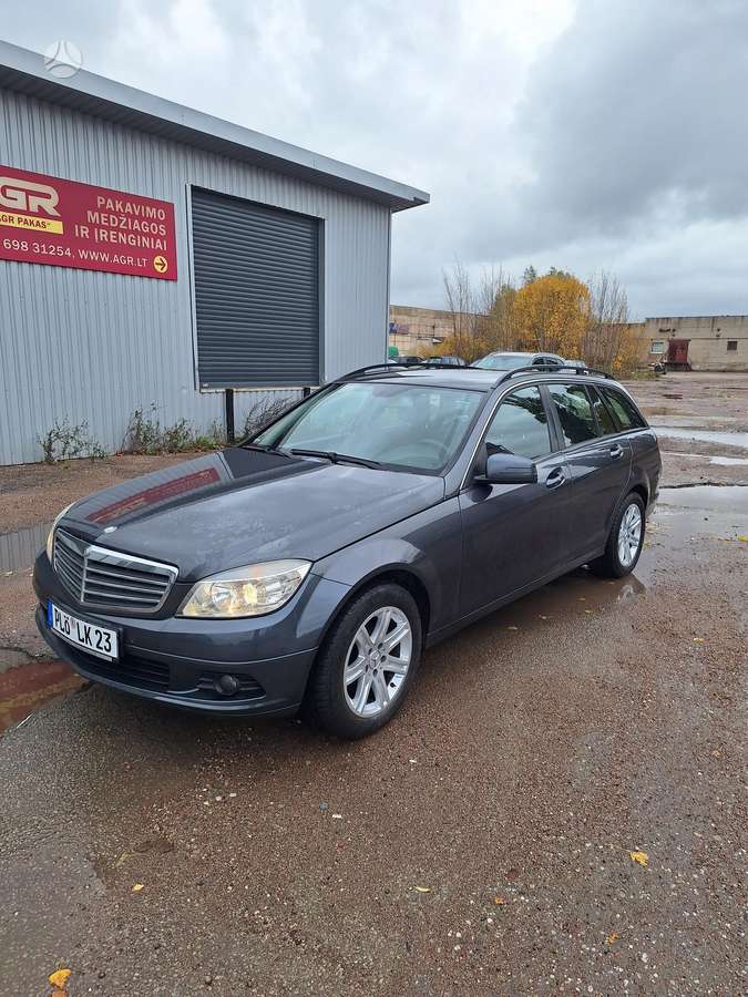 Mercedes-Benz C200 2010 — вигляд ззаду