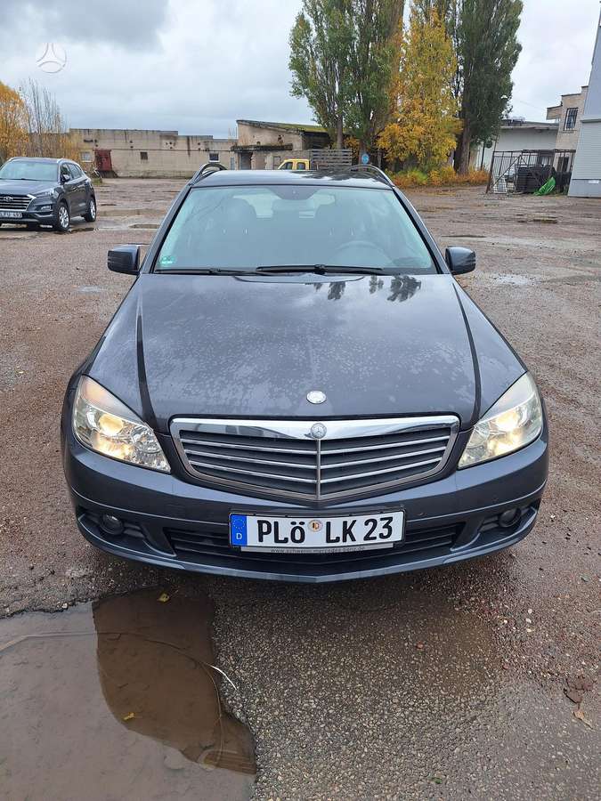 Mercedes-Benz C200 2010 — салон