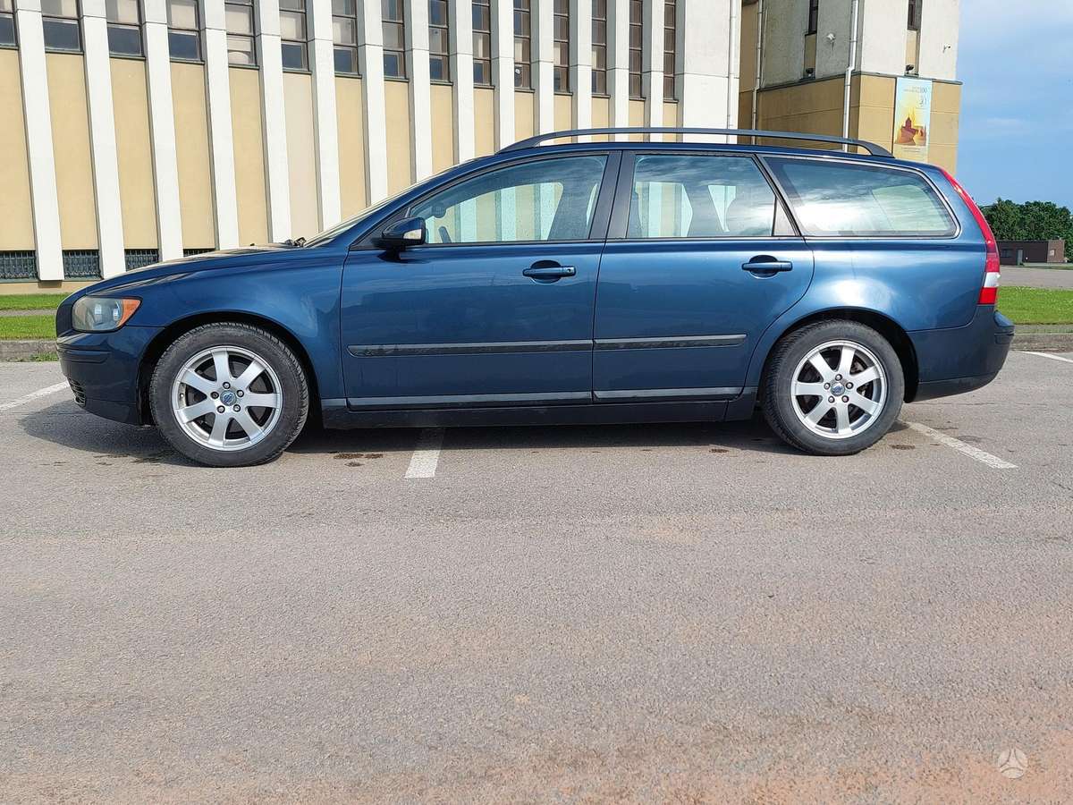 Volvo V50 2005 — rear view