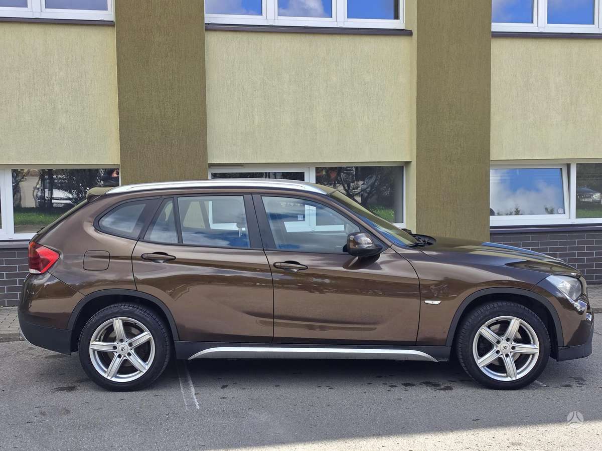 BMW X1 2011 — салон
