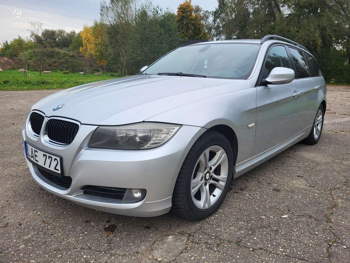 BMW 320 2009 — вигляд ззаду