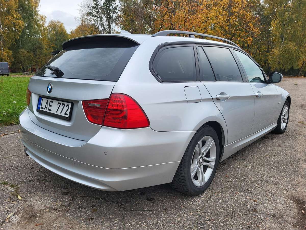 BMW 320 2009 — салон