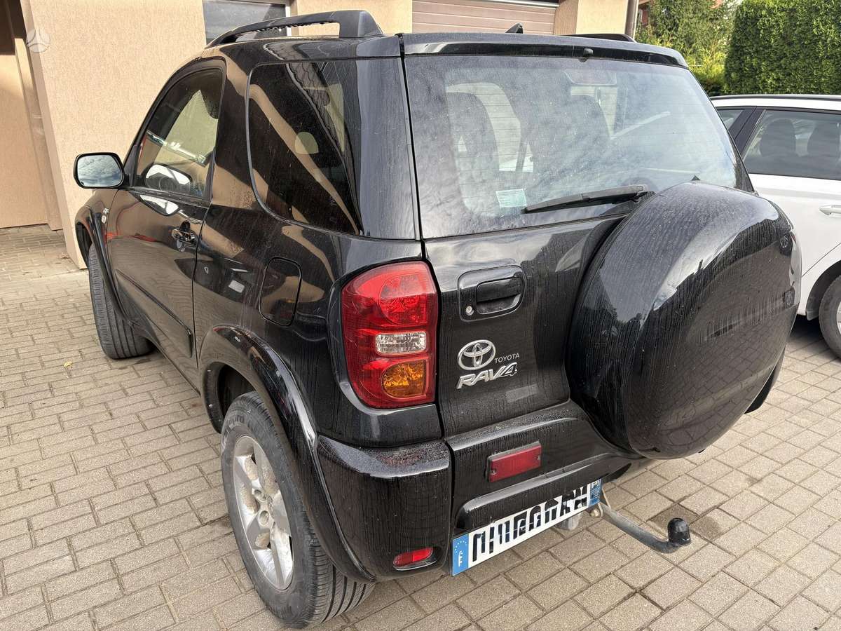 Toyota RAV4 2005 — rear view