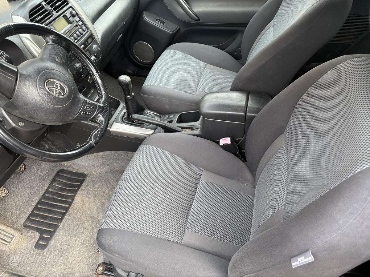 Toyota RAV4 2005 — interior