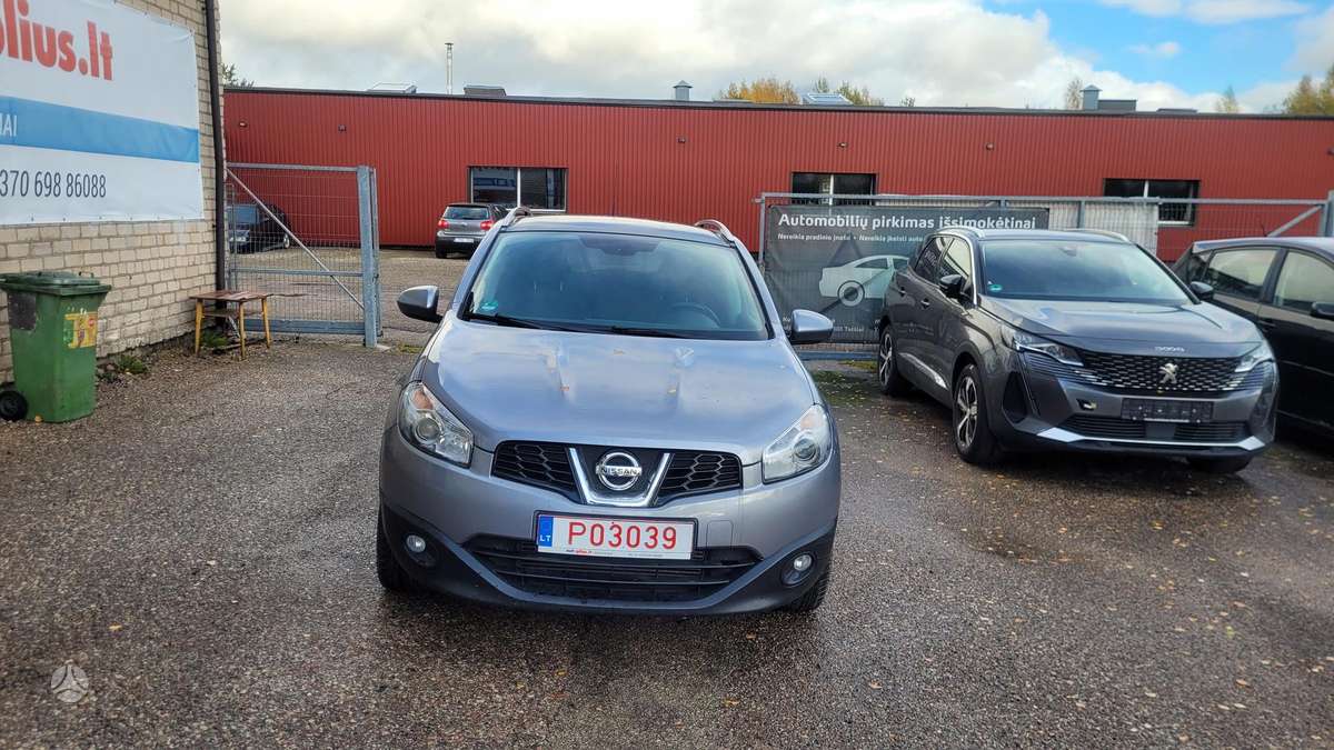 Nissan Qashqai 2011 — rear view