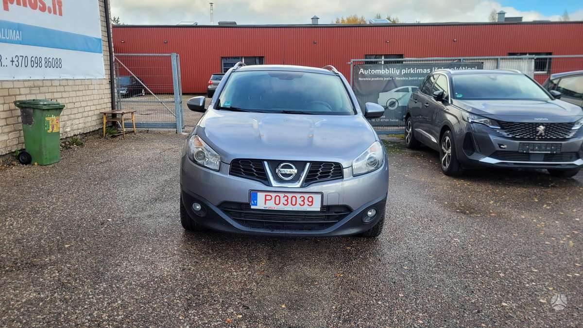 Nissan Qashqai 2011 — interior