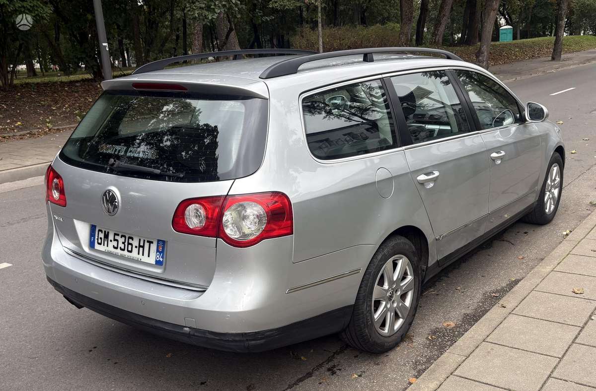 Volkswagen Passat 2009 — rear view