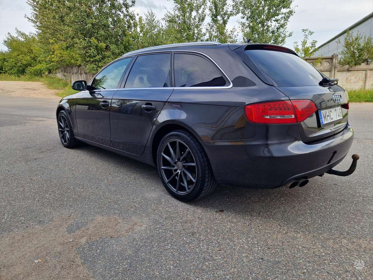 Audi A4 2010 — салон