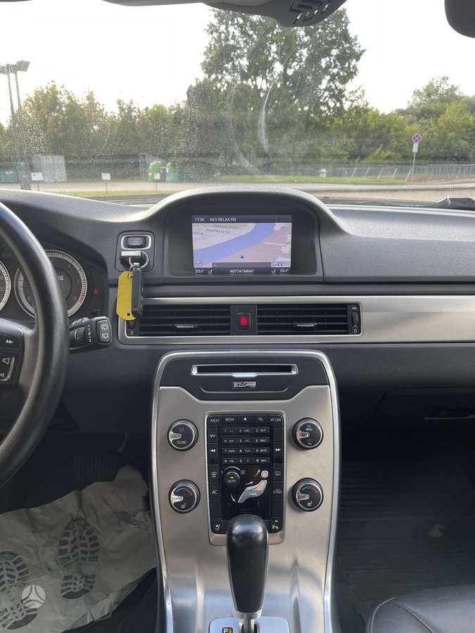 Volvo V70 2012 — photo 17
