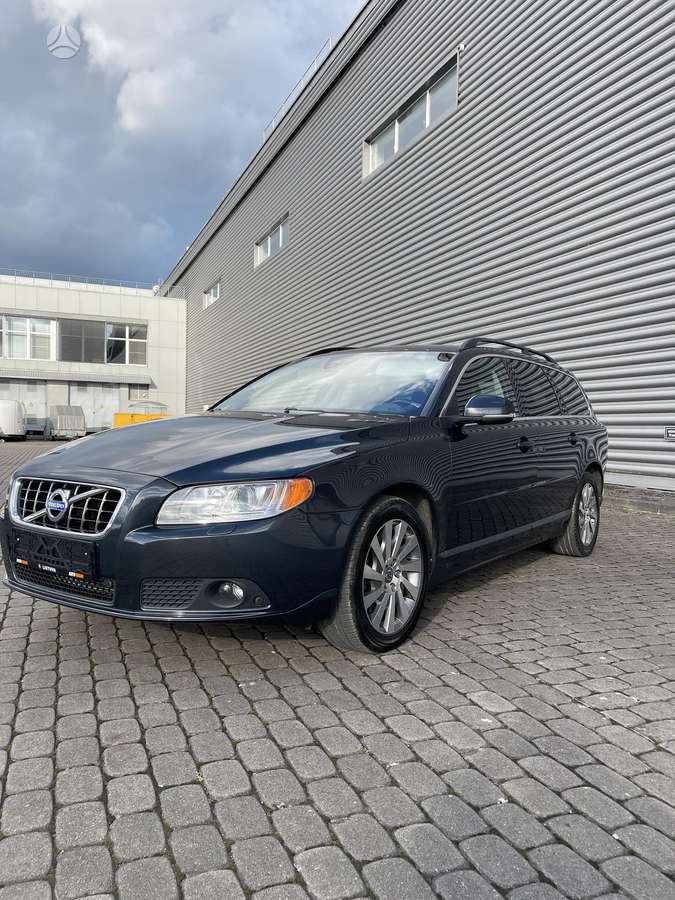 Volvo V70 2012 — rear view