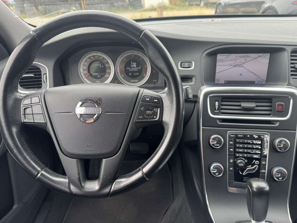 Volvo V60 2011 — photo 11