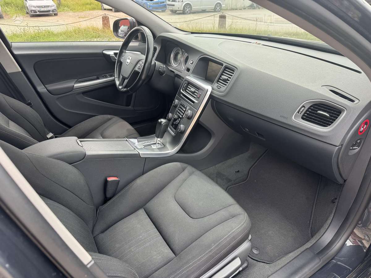 Volvo V60 2011 — photo 16
