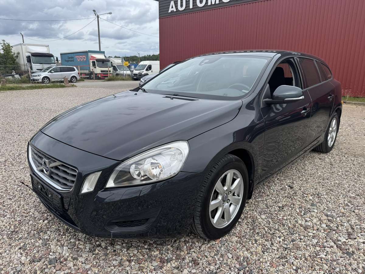 Volvo V60 2011 — interior