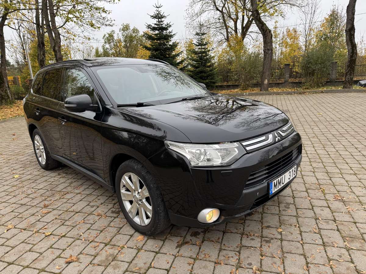 Mitsubishi Outlander 2013 — rear view