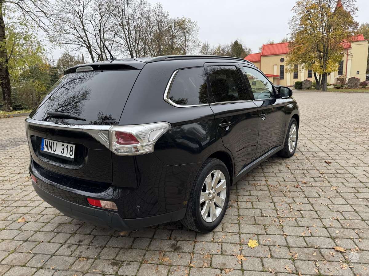Mitsubishi Outlander 2013 — interior