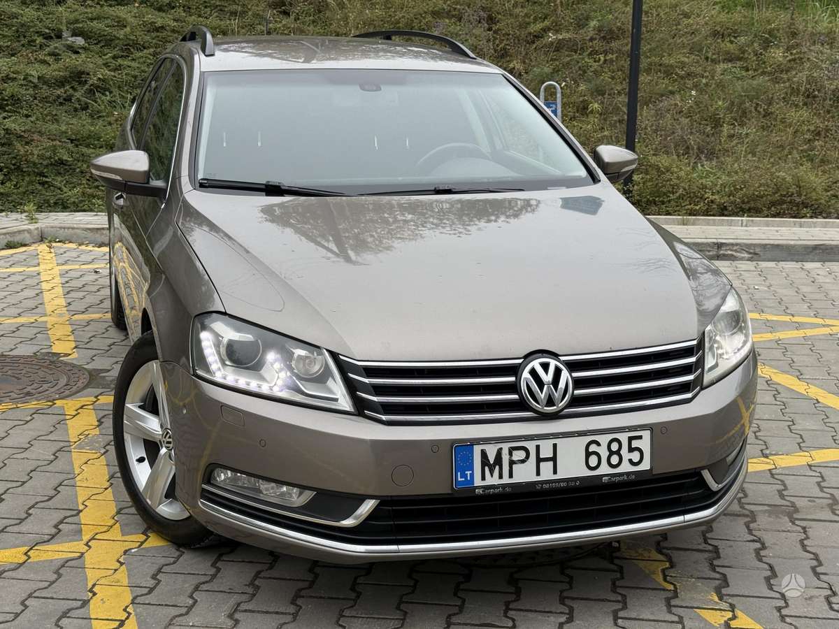 Volkswagen Passat 2012 — rear view