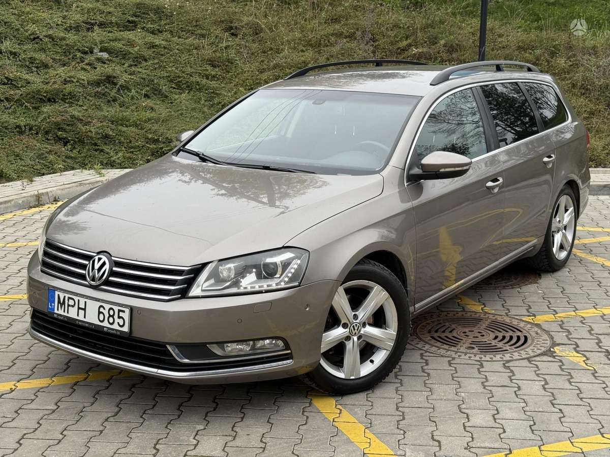Volkswagen Passat 2012 — interior