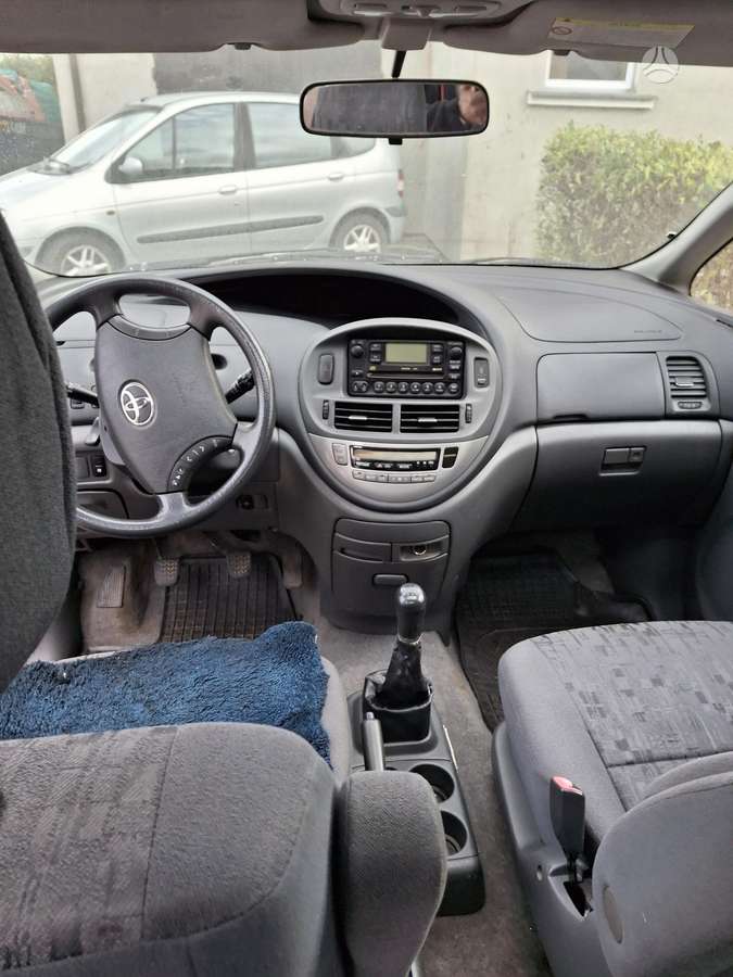 Toyota Previa 2004 — вигляд ззаду