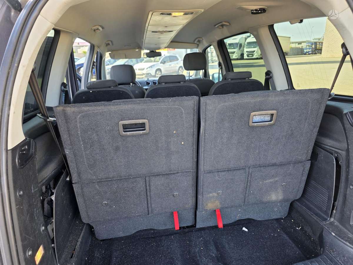 Ford Galaxy 2012 — photo 16
