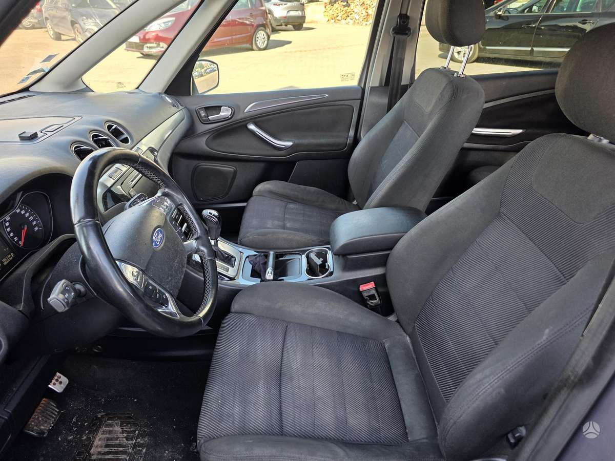 Ford Galaxy 2012 — photo 17