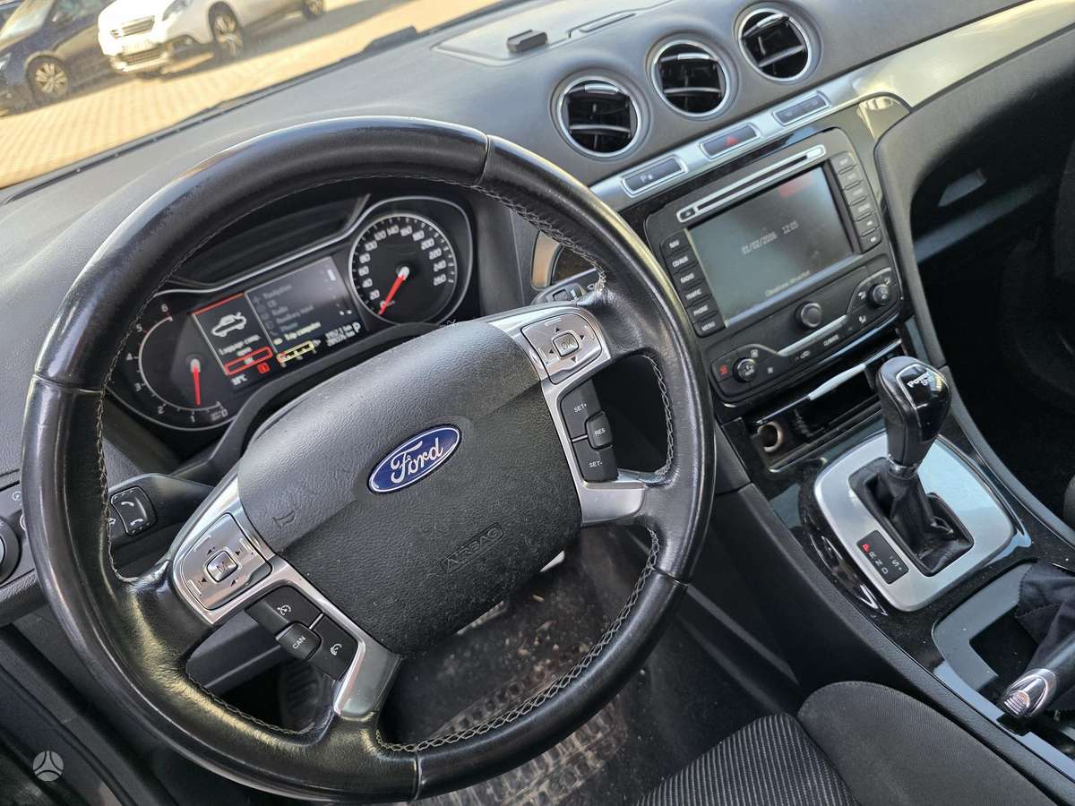 Ford Galaxy 2012 — photo 18