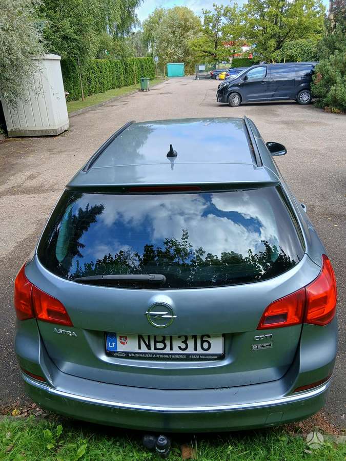 Opel Astra 2014 — interior