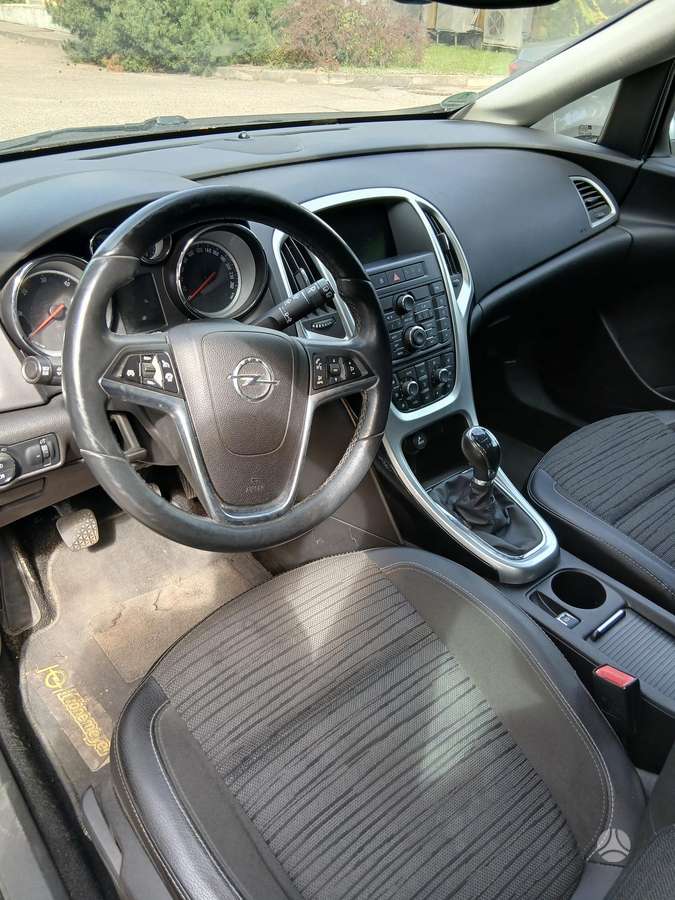 Opel Astra 2014 — engine 1700 cm³, 110 HP (81kW)