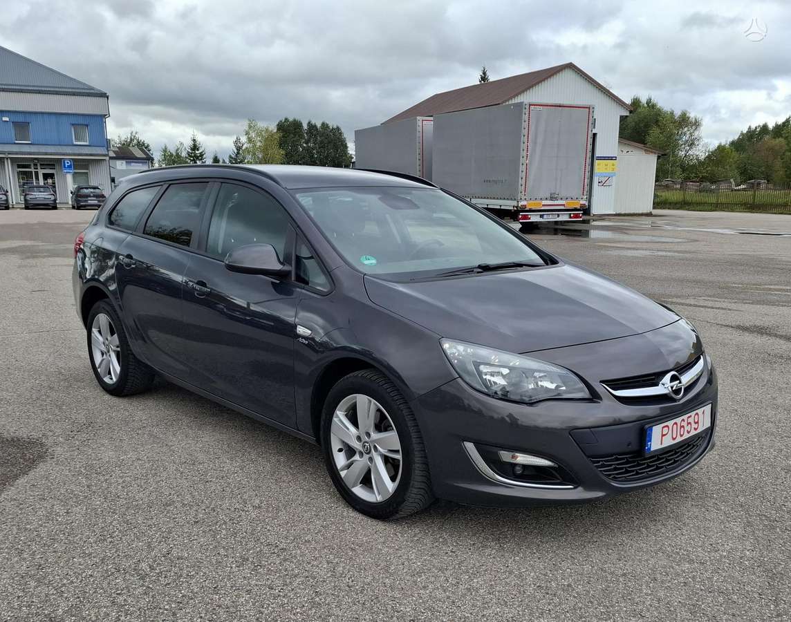 Opel Astra 2013 — вигляд ззаду