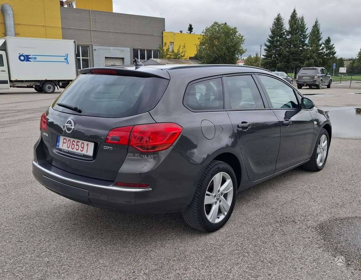 Opel Astra 2013 — салон