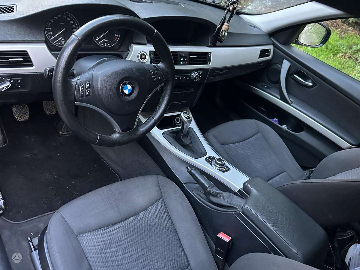 BMW 318 2009 — photo 10