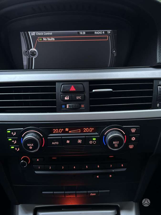BMW 318 2009 — photo 11