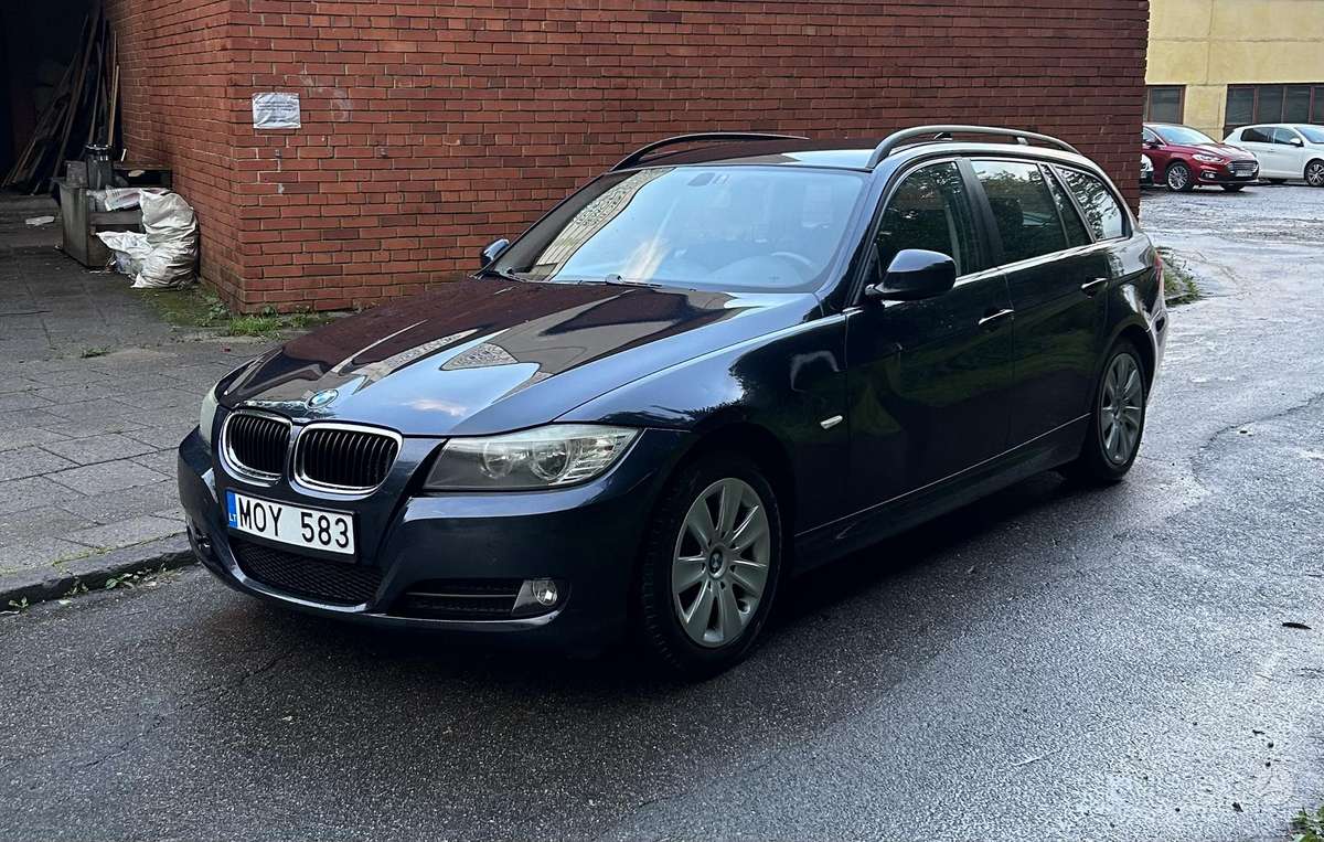 BMW 318 2009 — interior