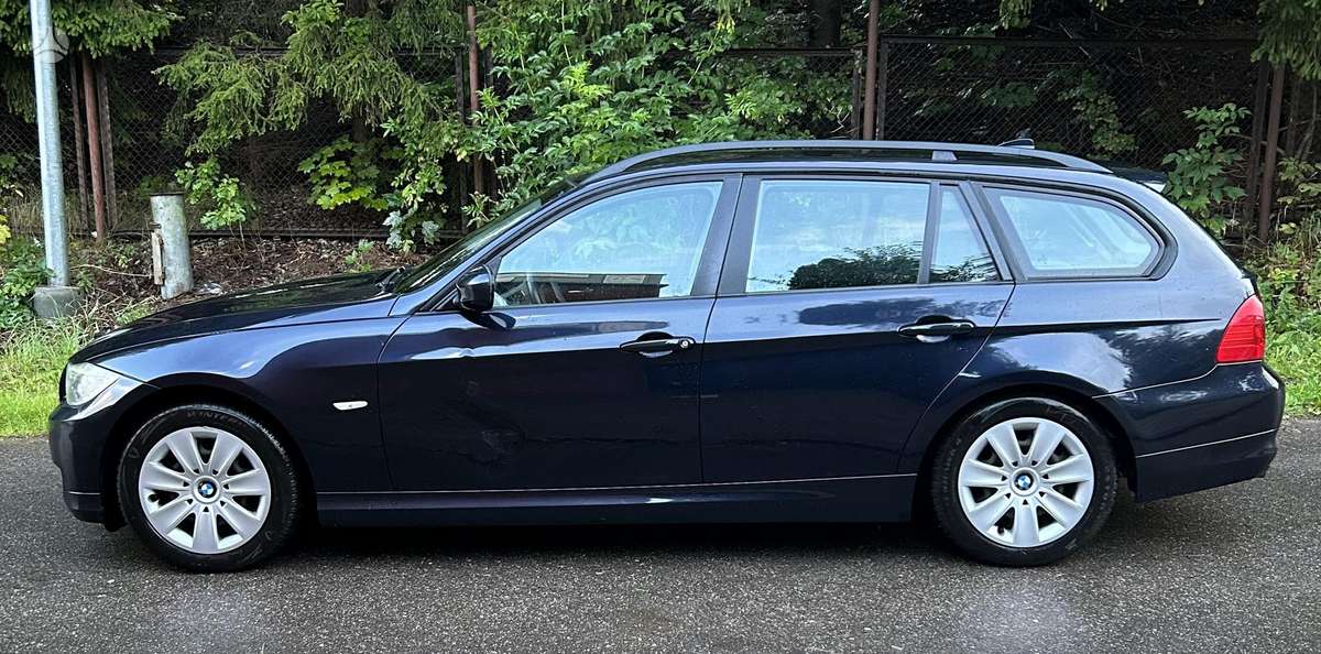 BMW 318 2009 — photo 5