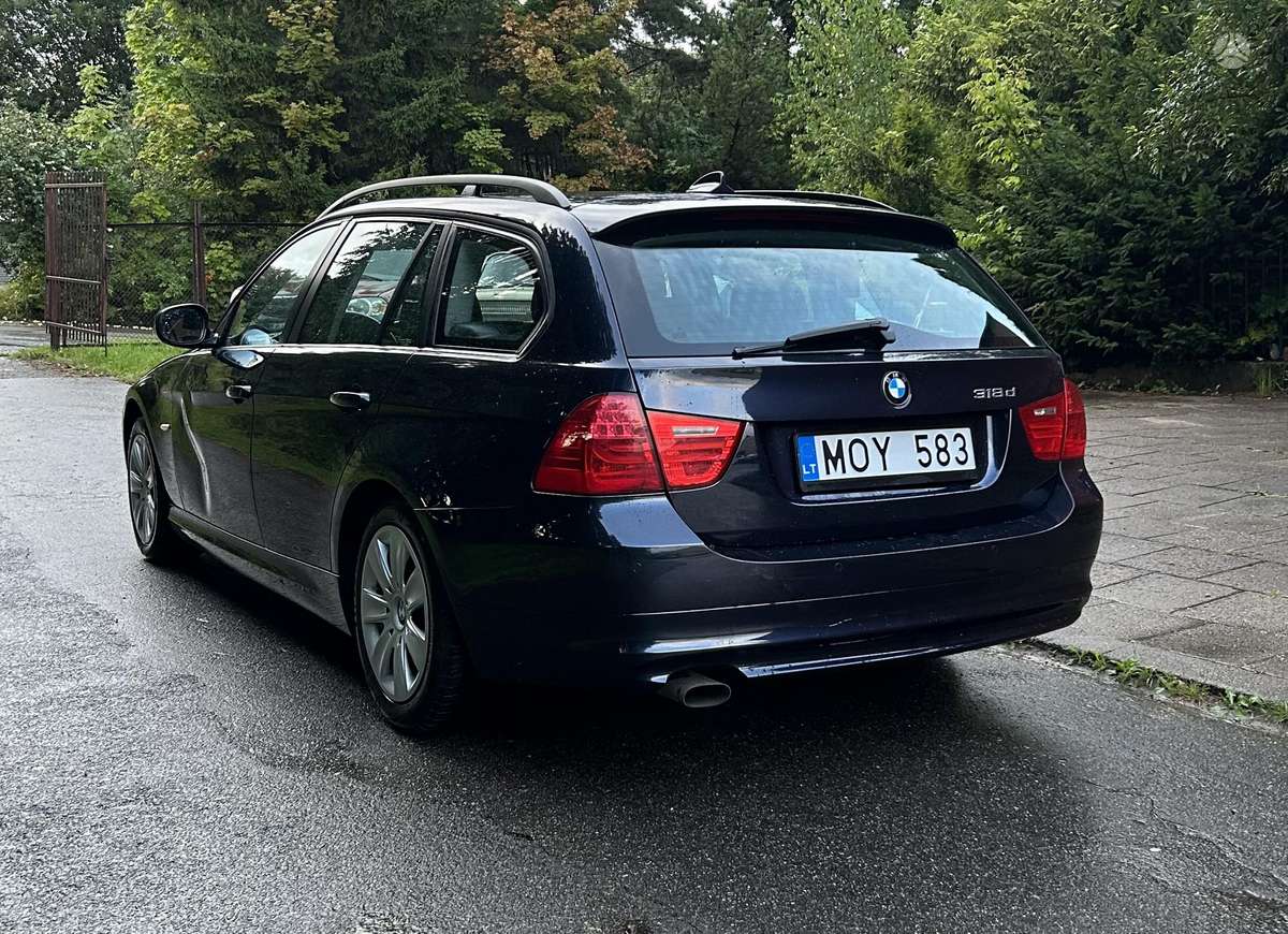 BMW 318 2009 — photo 8