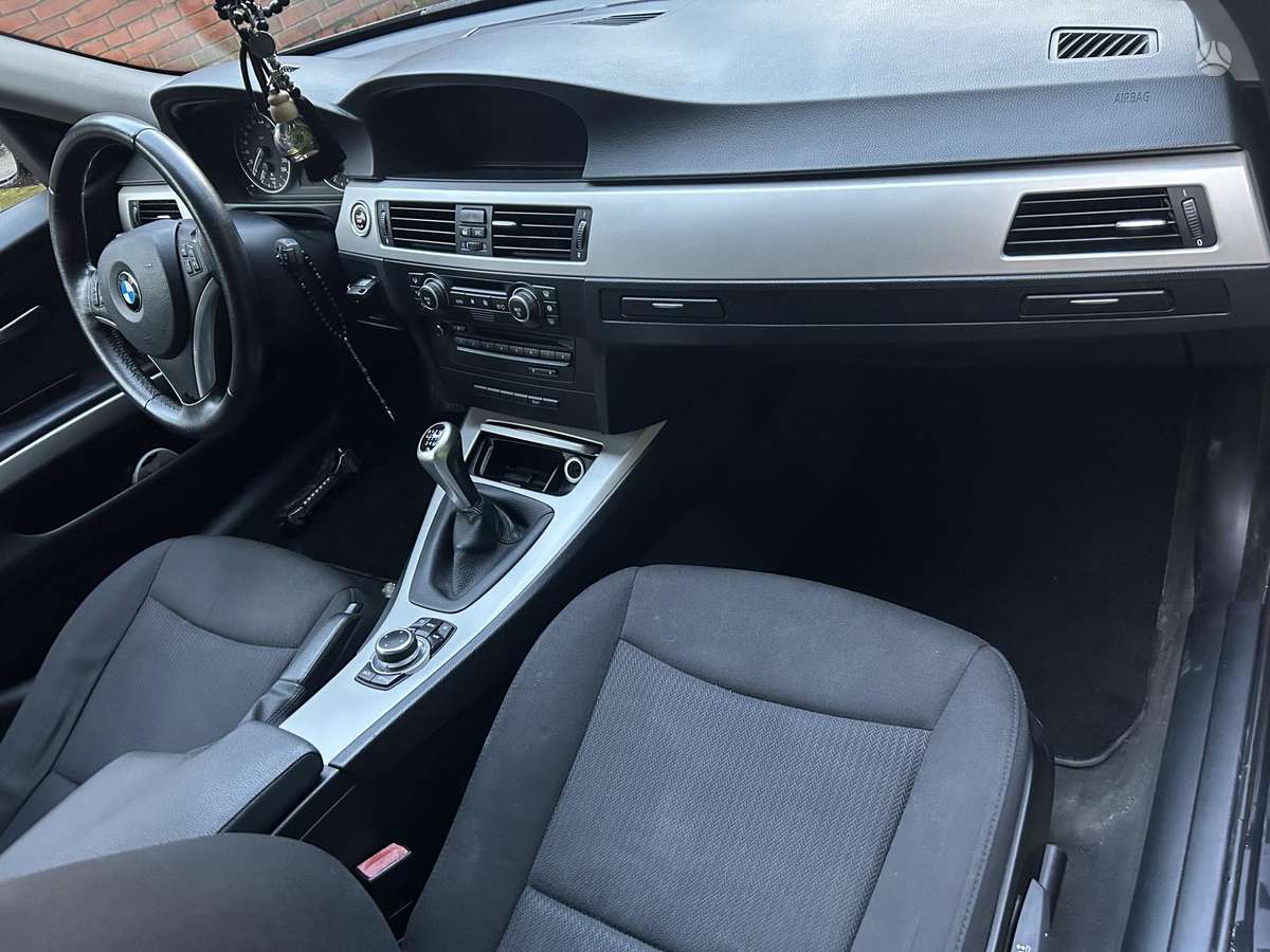 BMW 318 2009 — photo 9