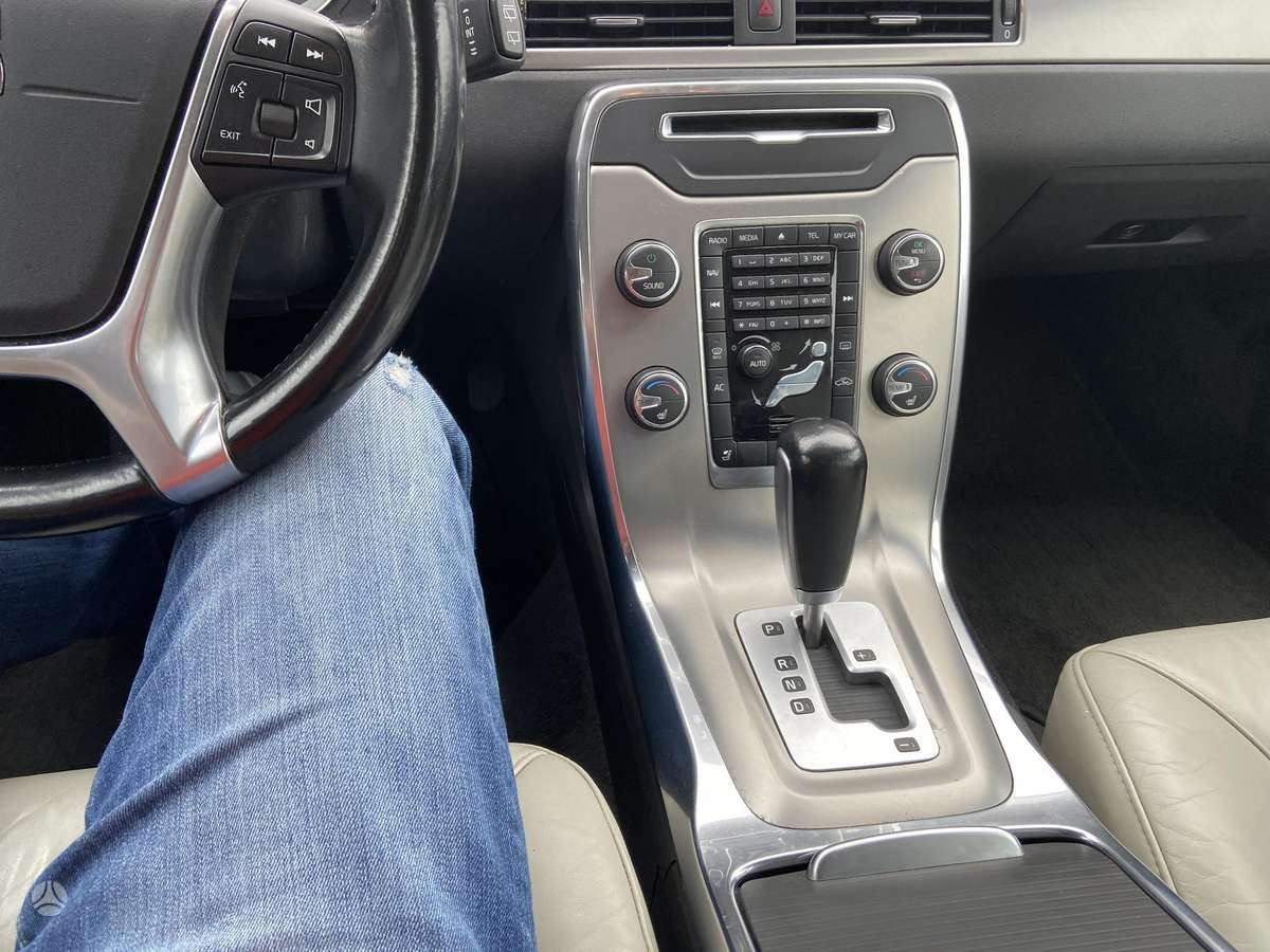 Volvo V70 2012 — photo 17