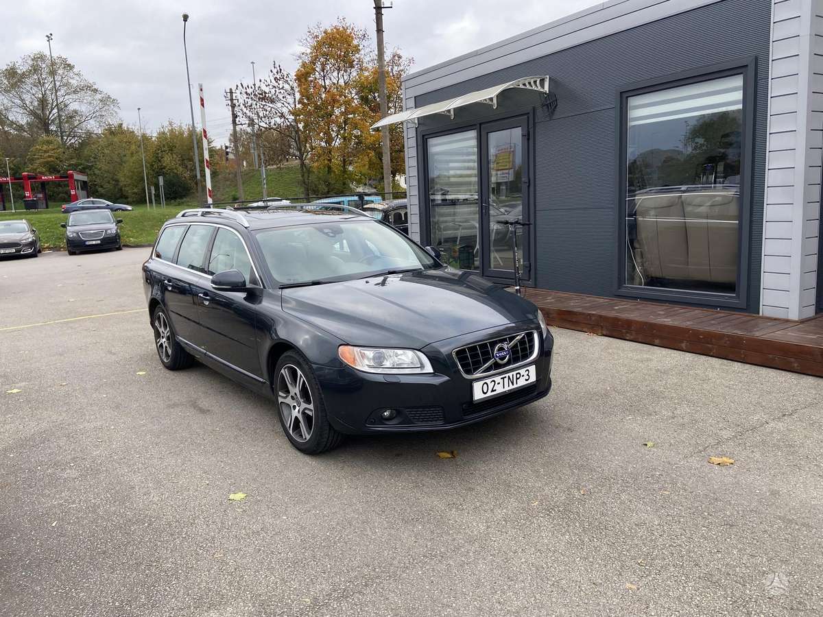Volvo V70 2012 — rear view