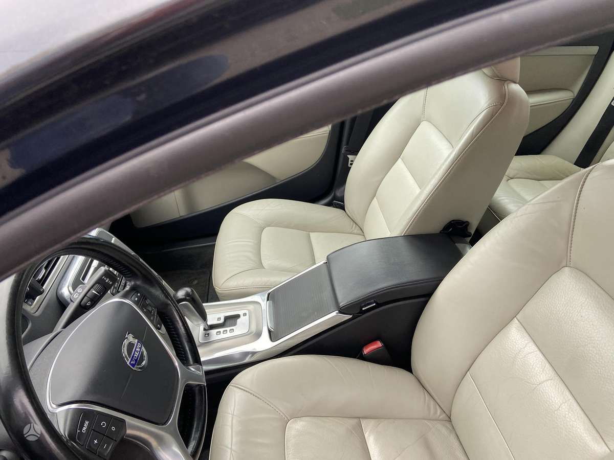 Volvo V70 2012 — photo 21