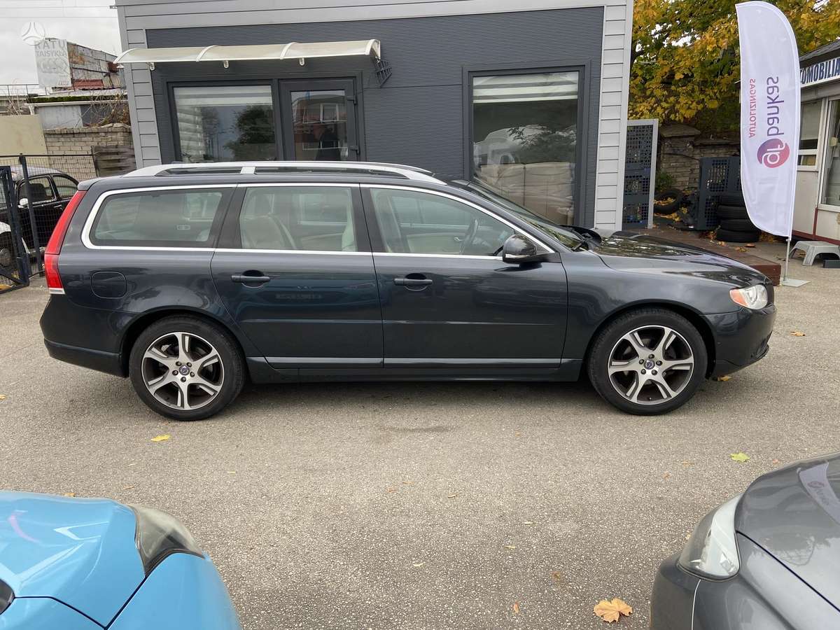 Volvo V70 2012 — interior