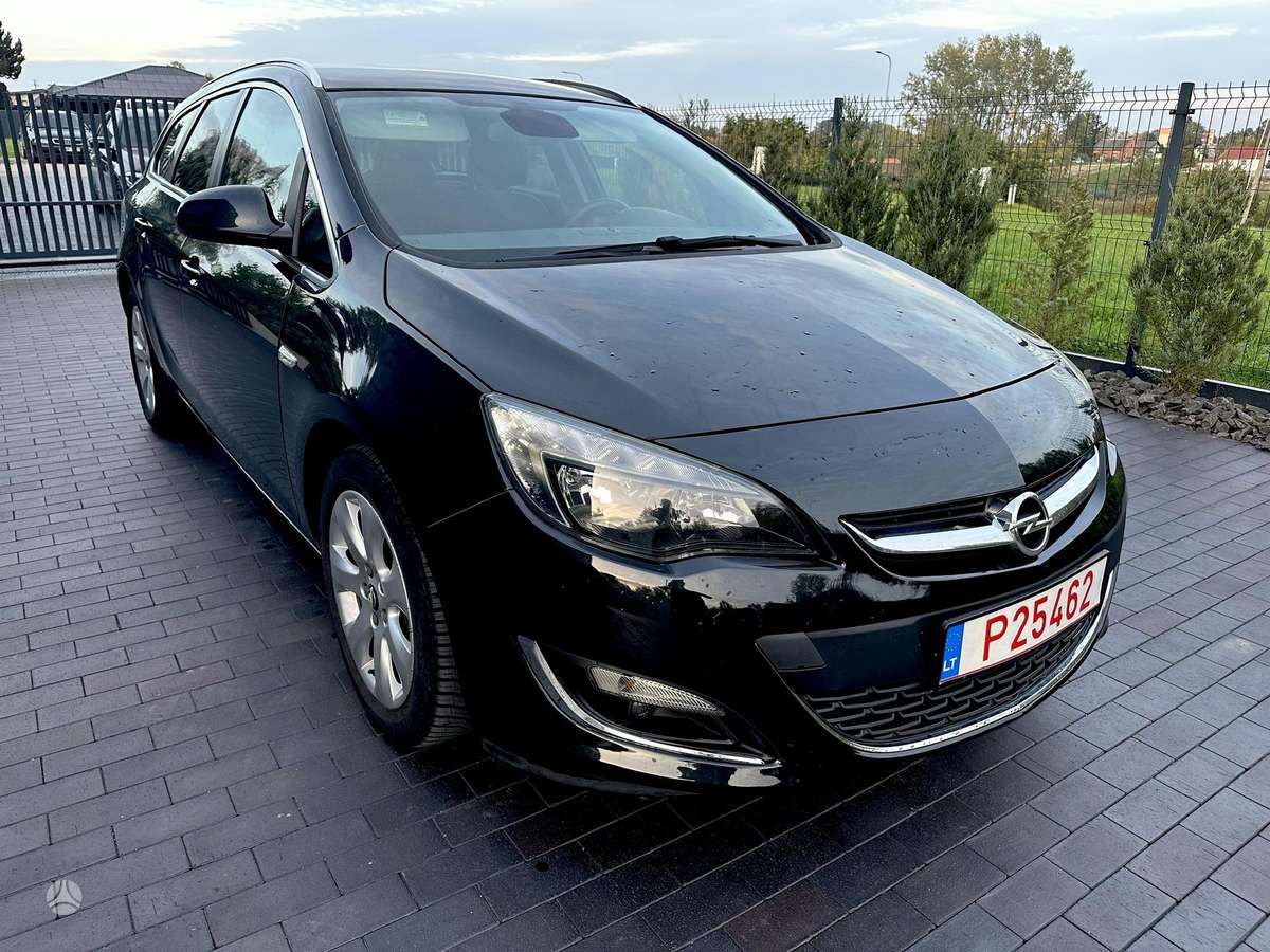 Opel Astra 2015 — rear view