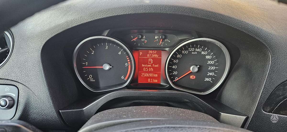 Ford Galaxy 2011 — photo 11