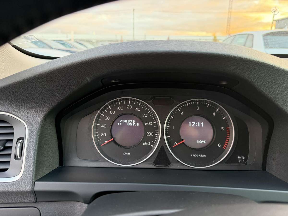 Volvo V60 2012 — photo 10