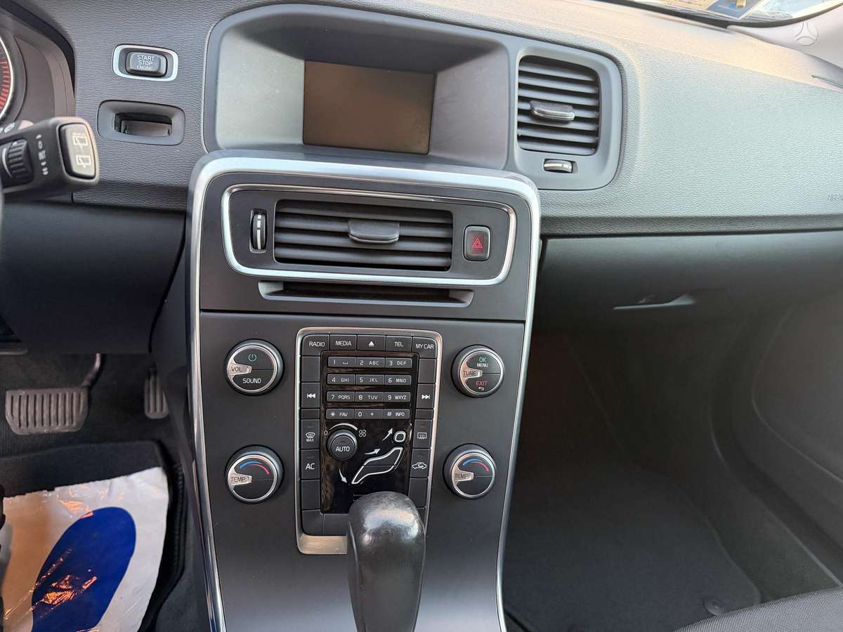 Volvo V60 2012 — photo 11