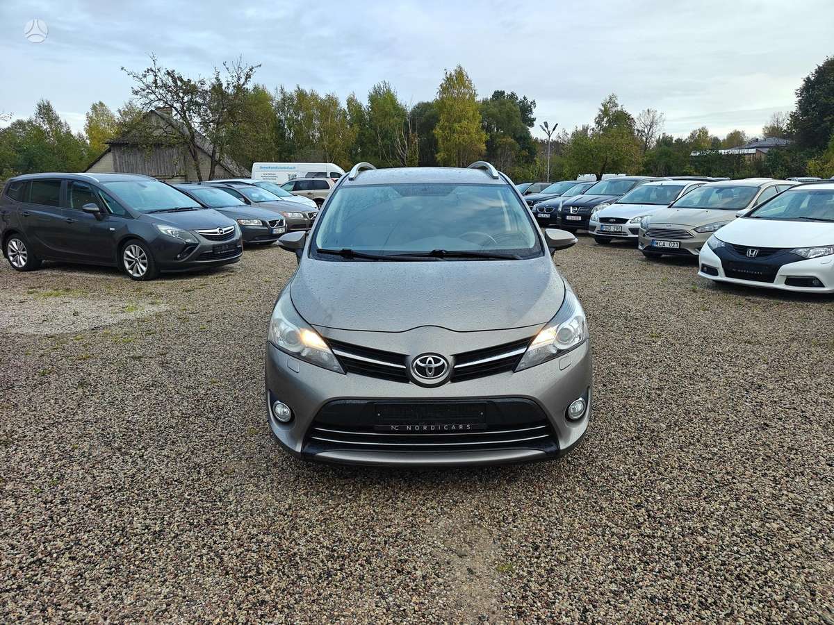 Toyota Verso 2014 — rear view